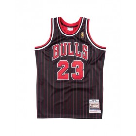 Camiseta retro de la NBA de Michael Jordan #23 de los Chicago Bulls de Mitchell & Ness, color negro, 1996/97, Swingman