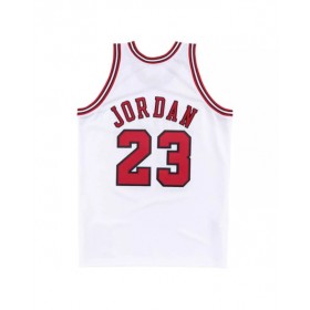 Camiseta retro de la NBA Nike de Michael Jordan nº 23 de los Chicago Bulls 1997/98, color blanco y con el logo Swingman