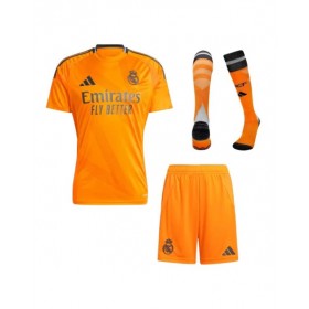 Kit de camiseta visitante del Real Madrid 2024/25 (camiseta + pantalón corto + medias)