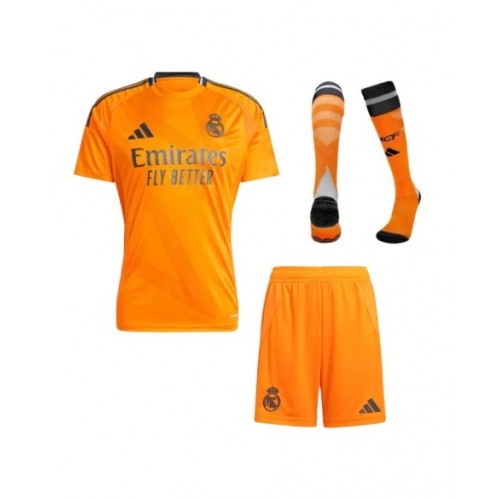 Kit de camiseta visitante del Real Madrid 2024/25 (camiseta + pantalón corto + medias)