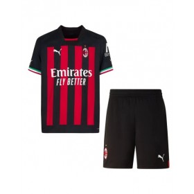 Kit de camiseta de local del AC Milan 2022/23