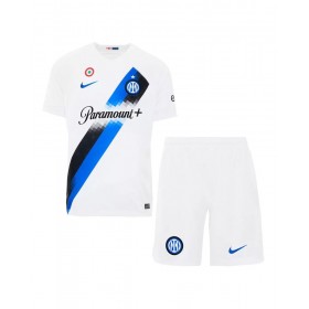 Kit de camiseta de visitante del Inter de Milán 2023/24