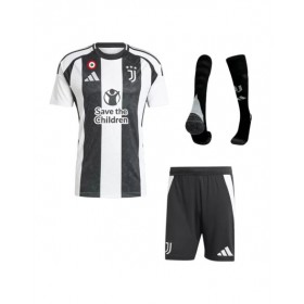 Kit de camiseta de fútbol local de la Juventus 2024/25 (camiseta + pantalón corto + medias) - Patrocinador de Save The Children